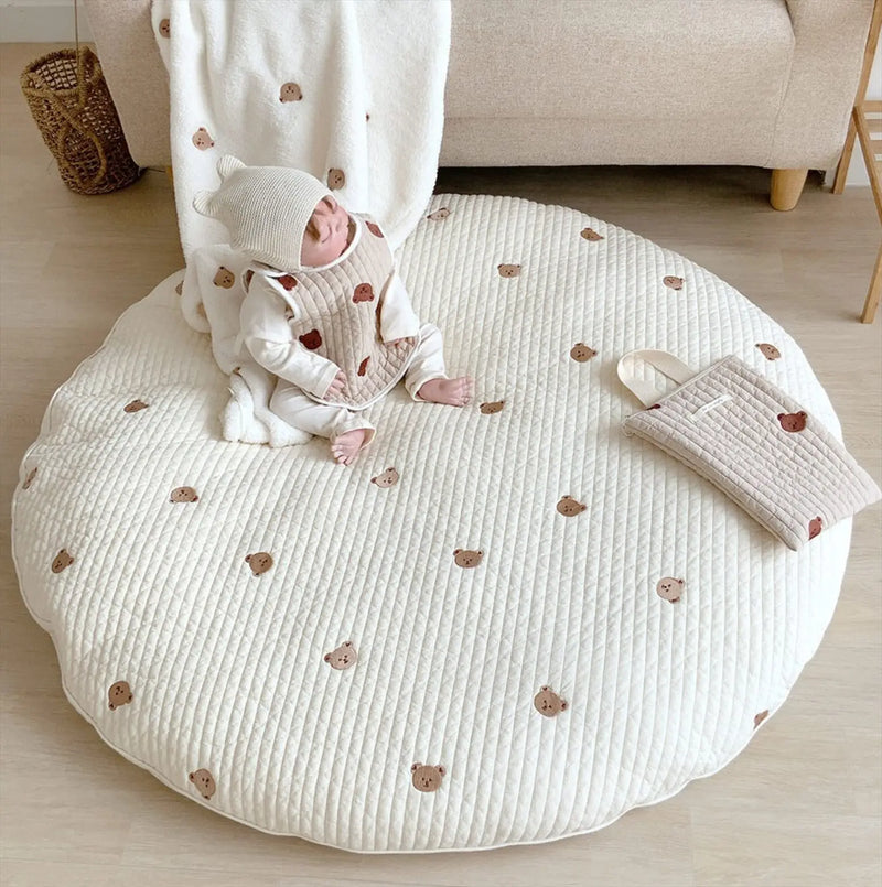 Tapis d'éveil rond en coton, détail des oursons brodés