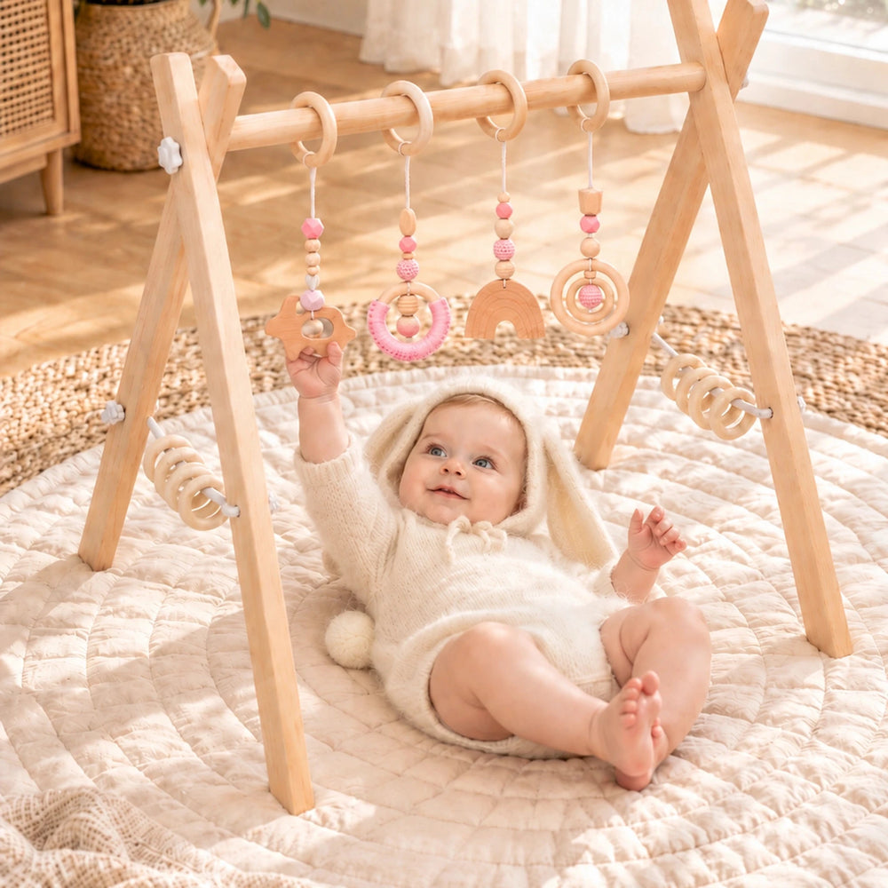 Bébé allongé sous l’arche d’éveil – variante Rose