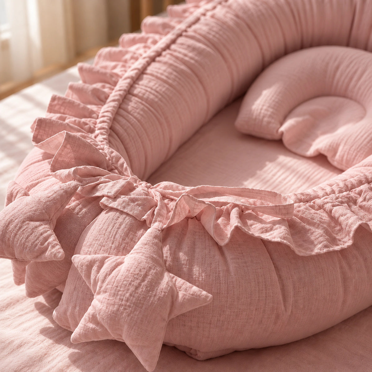 Nid de lit bébé Rose – détail du coussin et des finitions