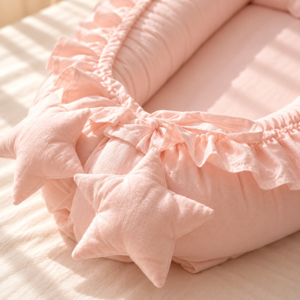 Nid de lit bébé Rose clair – détail volants et étoiles