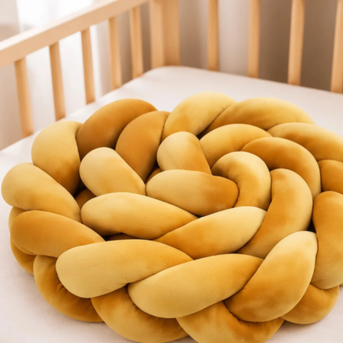 Tour de lit bébé tressé, coloris Jaune moutarde, enroulé en escargot, vue sous un autre angle