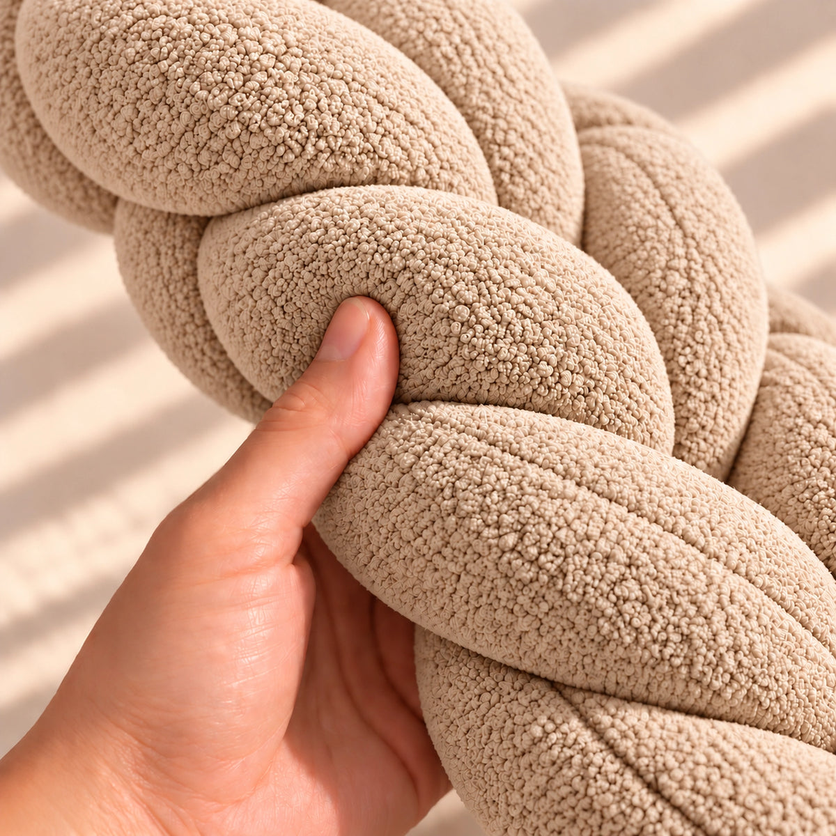 Tour de lit bébé tressé Beige – main qui presse