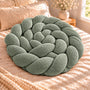 Tour de lit bébé tressé, coloris Vert sauge, enroulé en spirale