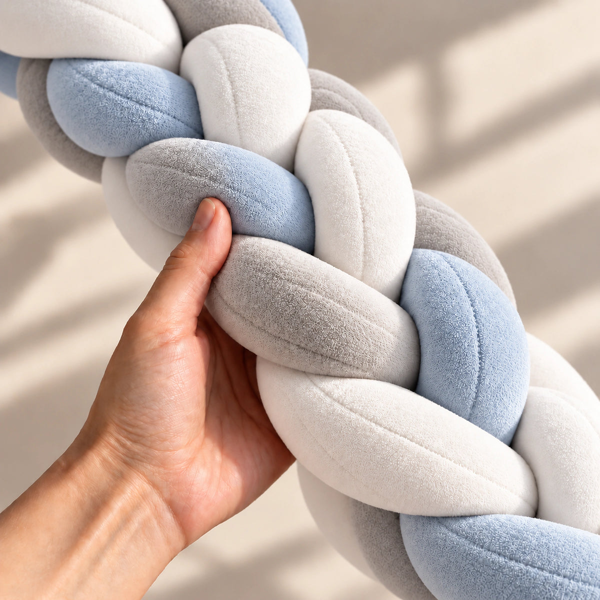 Tour de lit bébé tressé gris, bleu ciel et blanc — vue produit 4